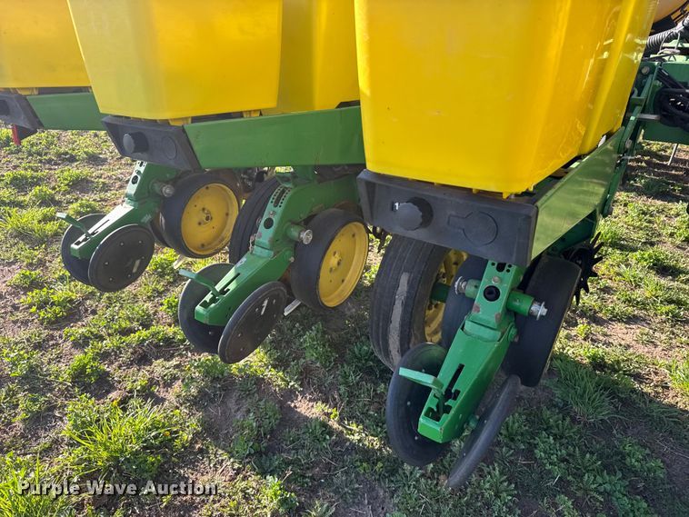 image for item FB7139 John Deere 7200 planter
