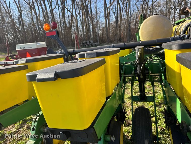 image for item FB7139 John Deere 7200 planter