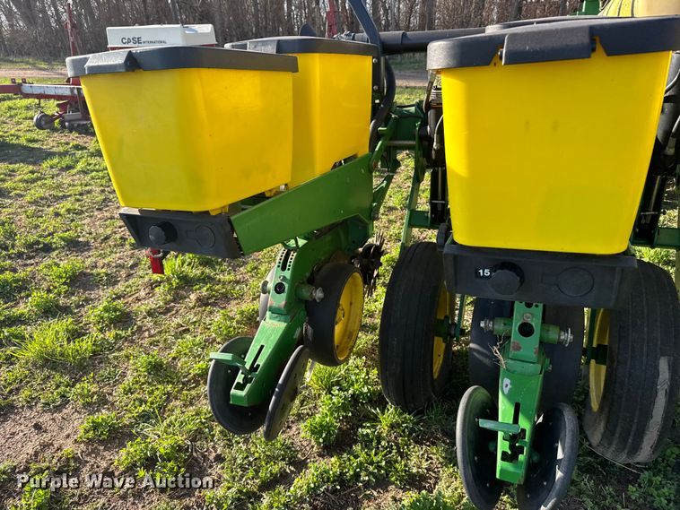 image for item FB7139 John Deere 7200 planter