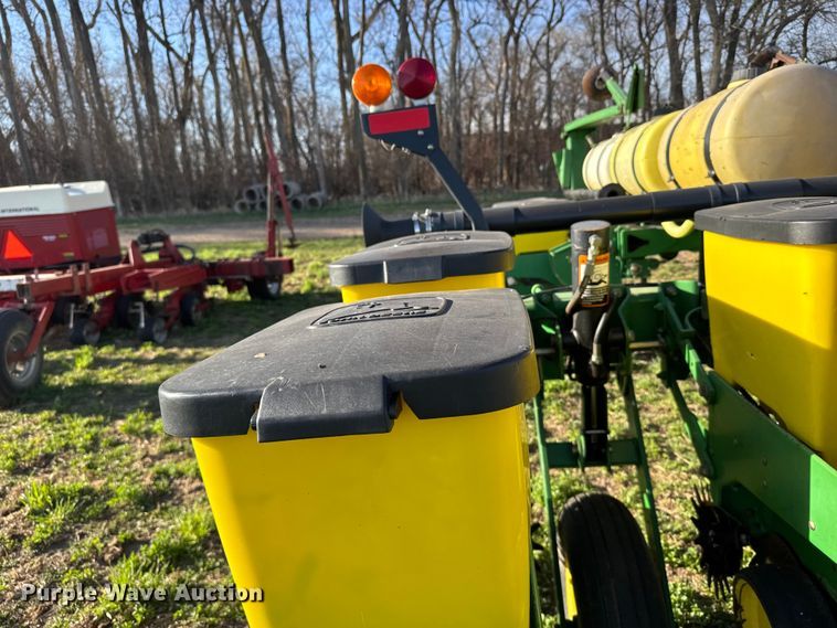 image for item FB7139 John Deere 7200 planter