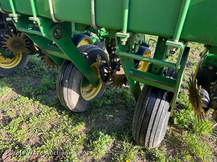 image for item FB7139 John Deere 7200 planter
