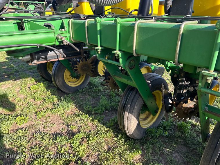 image for item FB7139 John Deere 7200 planter