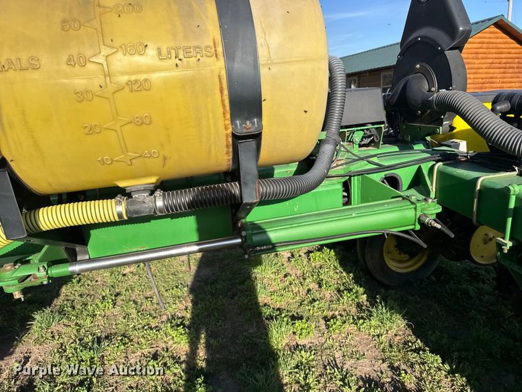 image for item FB7139 John Deere 7200 planter