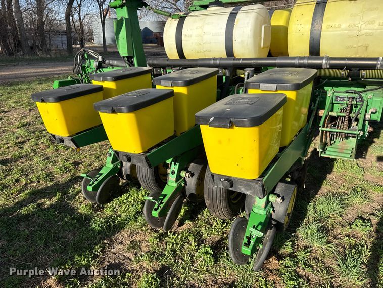 image for item FB7139 John Deere 7200 planter
