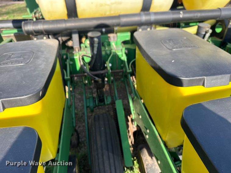 image for item FB7139 John Deere 7200 planter