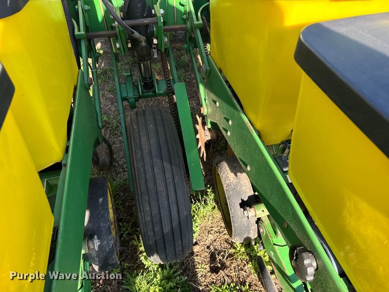 image for item FB7139 John Deere 7200 planter