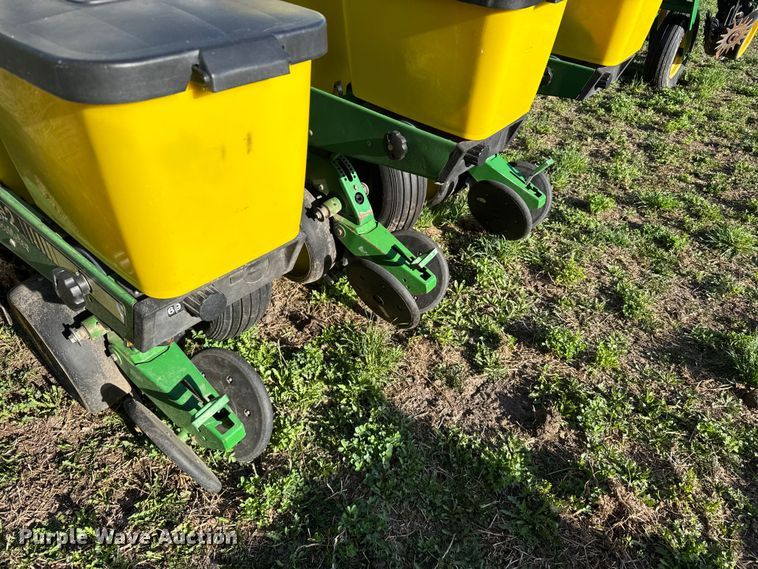 image for item FB7139 John Deere 7200 planter