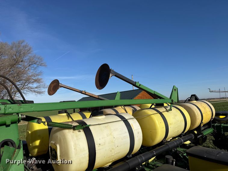 image for item FB7139 John Deere 7200 planter
