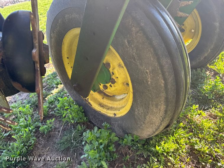 image for item FB7139 John Deere 7200 planter