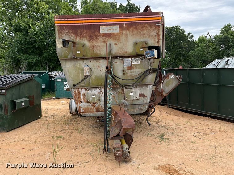 image for item FB8120 1999 Loewen 815 CU.FT. feed mixer