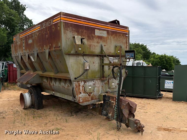 image for item FB8120 1999 Loewen 815 CU.FT. feed mixer