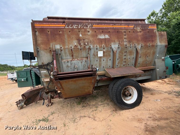image for item FB8120 1999 Loewen 815 CU.FT. feed mixer