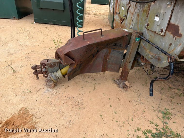 image for item FB8120 1999 Loewen 815 CU.FT. feed mixer