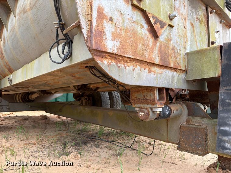 image for item FB8120 1999 Loewen 815 CU.FT. feed mixer