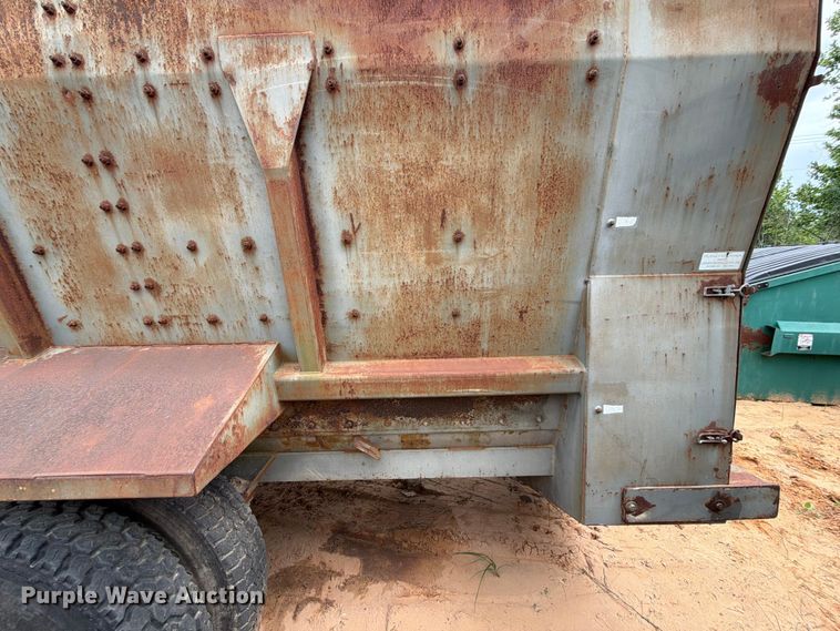 image for item FB8120 1999 Loewen 815 CU.FT. feed mixer