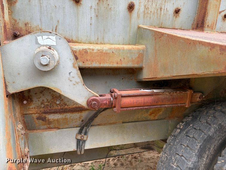 image for item FB8120 1999 Loewen 815 CU.FT. feed mixer