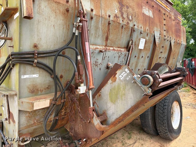 image for item FB8120 1999 Loewen 815 CU.FT. feed mixer