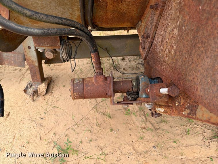image for item FB8120 1999 Loewen 815 CU.FT. feed mixer