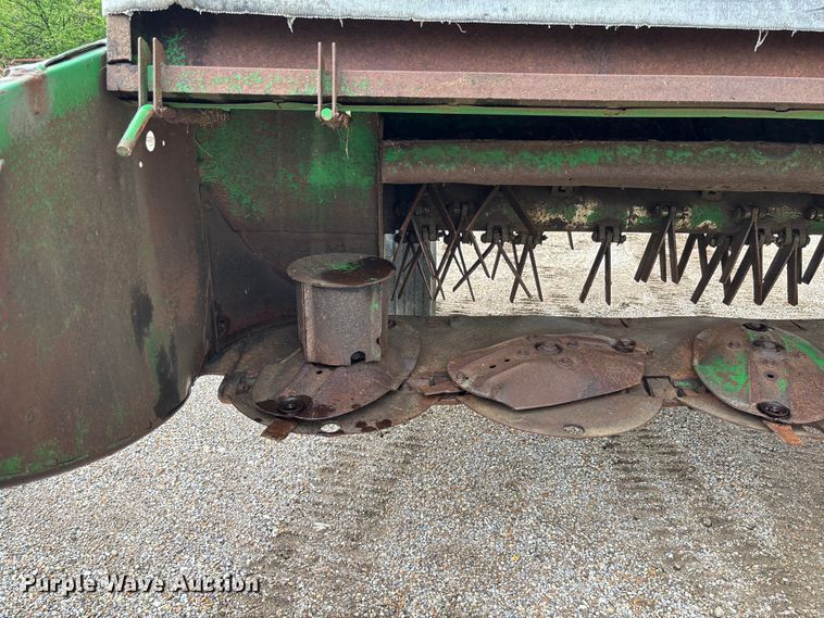 image for item FC5623 1996 John Deere 930 swather / windrower