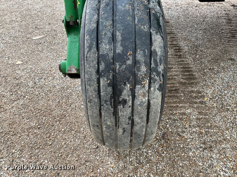 image for item FC5623 1996 John Deere 930 swather / windrower