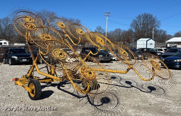 image for item FG0008 2003 Vermeer WR22 hay rake