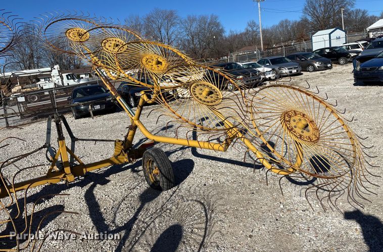 image for item FG0008 2003 Vermeer WR22 hay rake