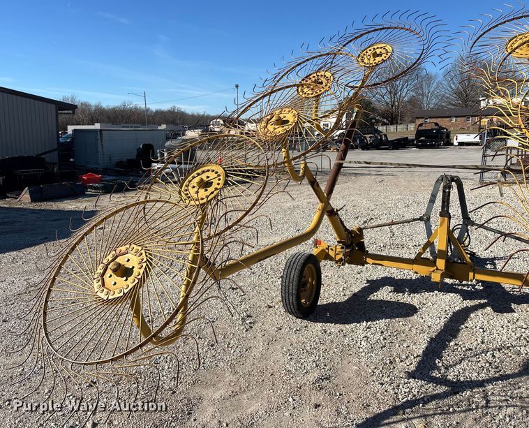 image for item FG0008 2003 Vermeer WR22 hay rake