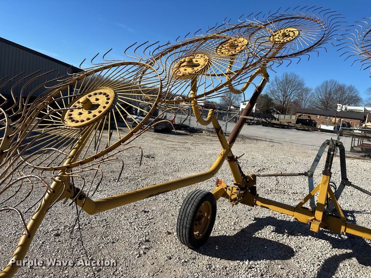 image for item FG0008 2003 Vermeer WR22 hay rake