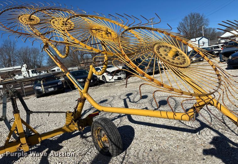 image for item FG0008 2003 Vermeer WR22 hay rake