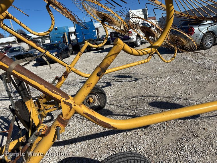 image for item FG0008 2003 Vermeer WR22 hay rake