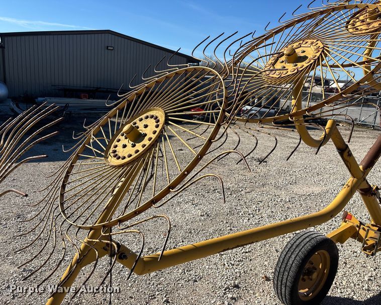 image for item FG0008 2003 Vermeer WR22 hay rake