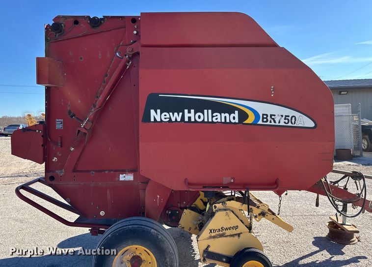 image for item FG0009 2006 New Holland BR750A round baler