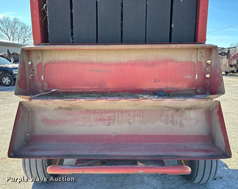 image for item FG0009 2006 New Holland BR750A round baler