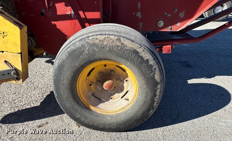 image for item FG0009 2006 New Holland BR750A round baler