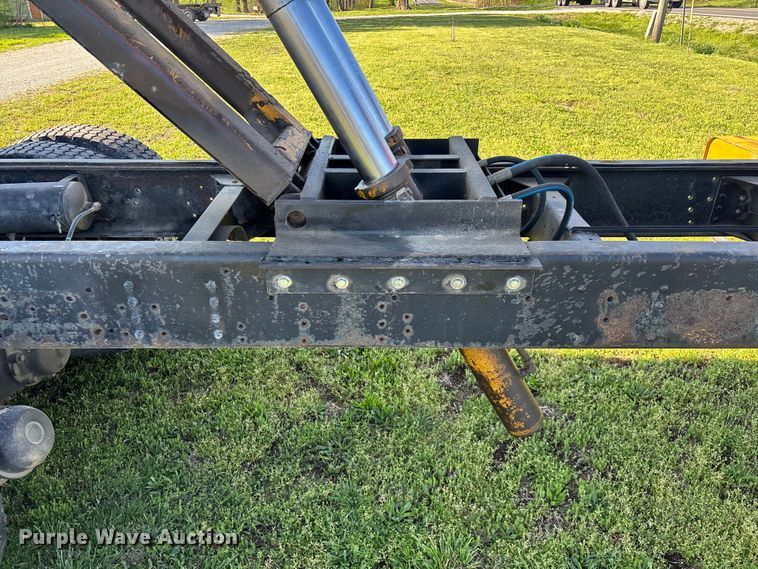 image for item FG0234 1990 GMC C7 grain truck