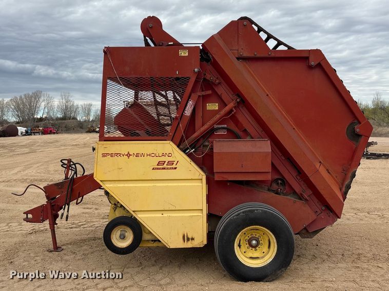 image for item FG2893 New Holland 851 round baler