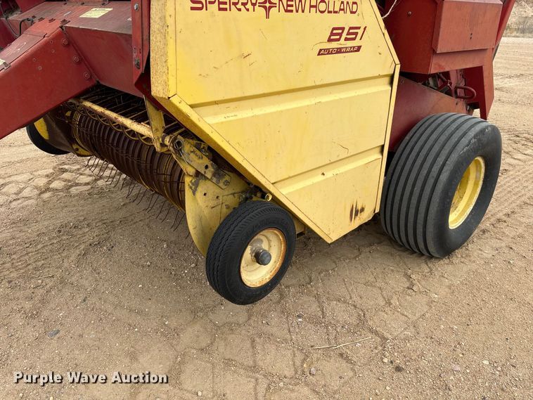 image for item FG2893 New Holland 851 round baler