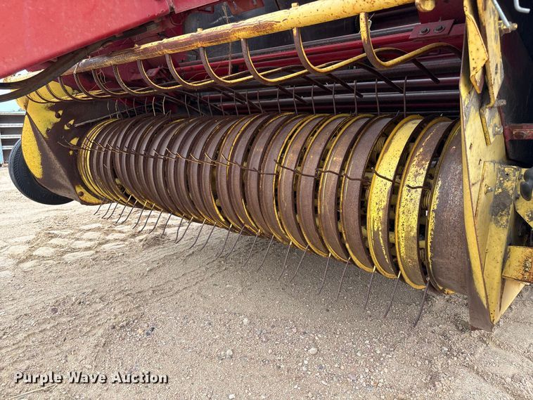 image for item FG2893 New Holland 851 round baler