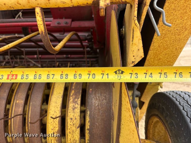 image for item FG2893 New Holland 851 round baler