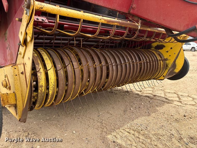image for item FG2893 New Holland 851 round baler