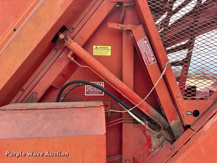 image for item FG2893 New Holland 851 round baler