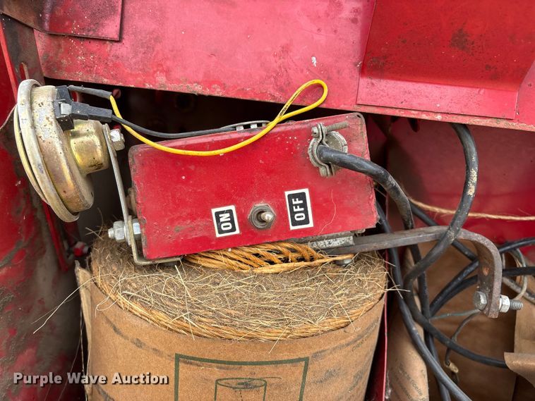 image for item FG2893 New Holland 851 round baler