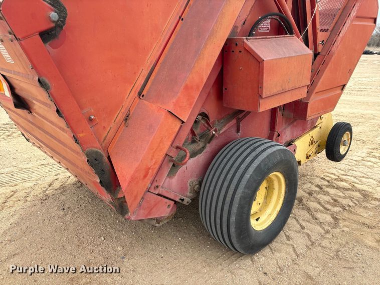 image for item FG2893 New Holland 851 round baler