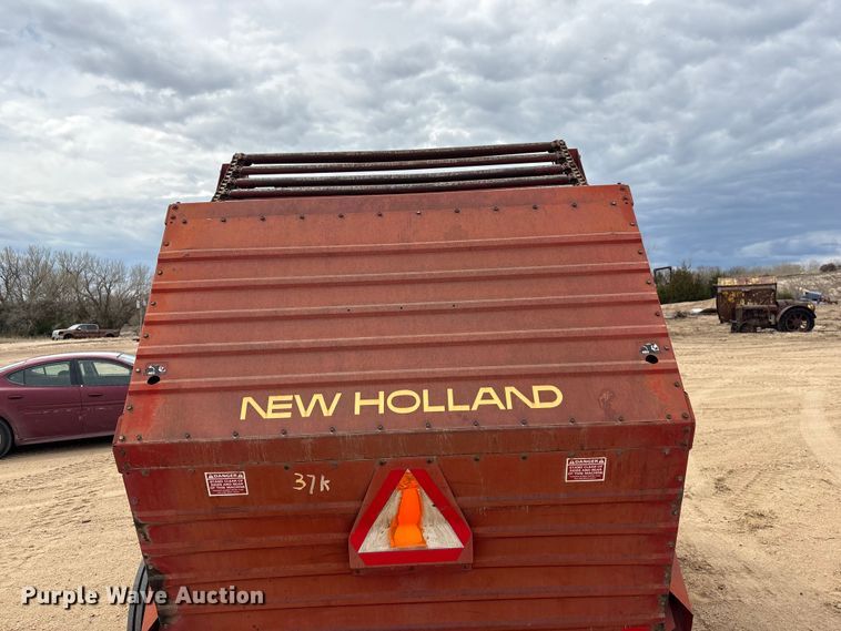 image for item FG2893 New Holland 851 round baler