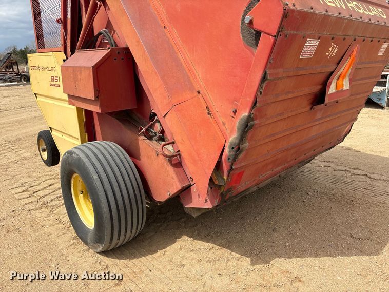 image for item FG2893 New Holland 851 round baler