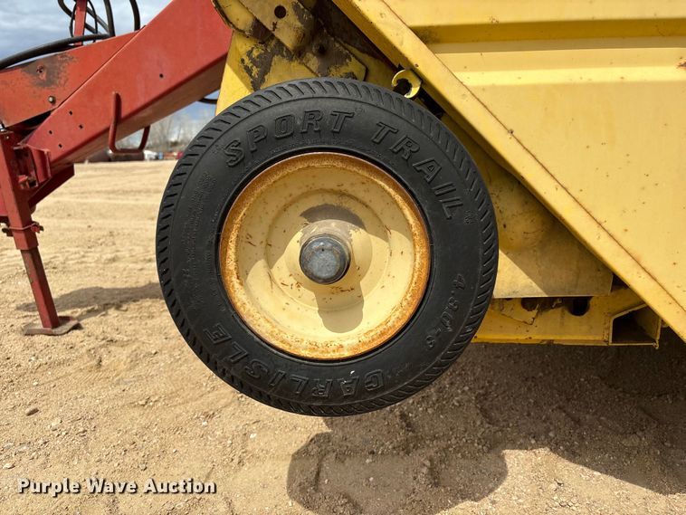 image for item FG2893 New Holland 851 round baler