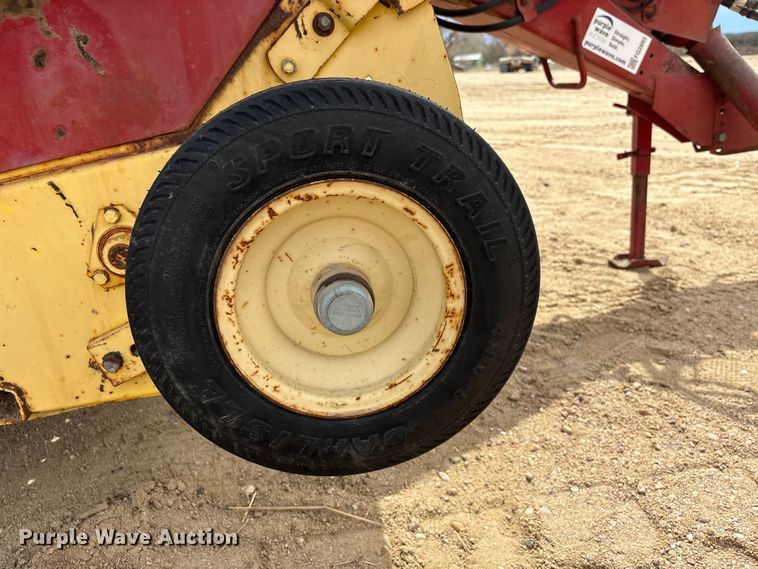 image for item FG2893 New Holland 851 round baler