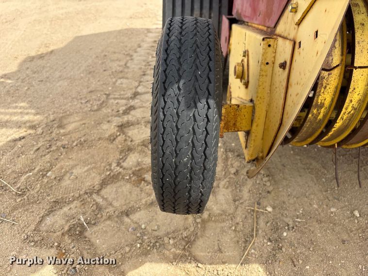 image for item FG2893 New Holland 851 round baler