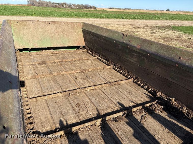 image for item FG2900 John Deere 34 manure spreader