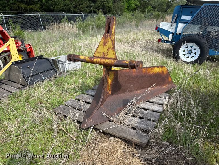 image for item MX9048 Three point ripper